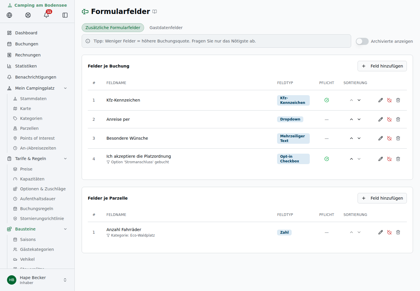 Tab „Zusätzliche Formularfelder" mit den Sektionen „Felder je Buchung" und „Felder je Parzelle" (Feldname, Feldtyp, Pflicht, Sortierung)