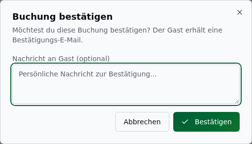 Dialog „Buchung bestätigen" – Hinweis, dass der Gast eine Bestätigungs-E-Mail erhält, ein optionales Textfeld „Nachricht an Gast" sowie die Buttons Abbrechen und Bestätigen