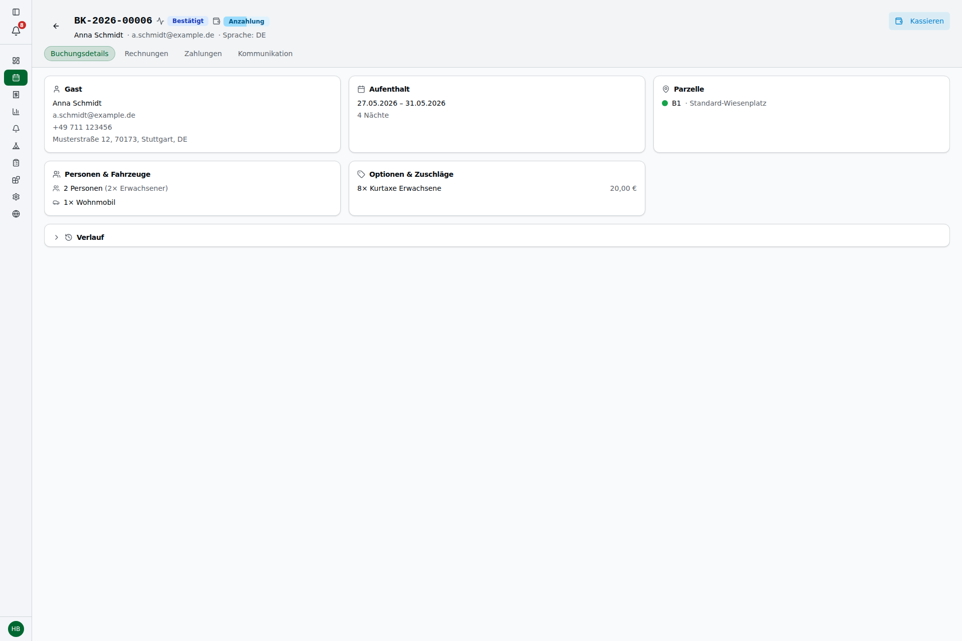 Buchungsdetail-Seite, Tab „Buchungsdetails" – Header mit Buchungsnummer, Status und Kassieren-Button; darunter Karten für Gast, Aufenthalt, Parzelle, Personen & Vehikel und Optionen & Zuschläge. Rechnungen und Zahlungen liegen in eigenen Tabs.