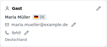 Karte „Gast" einer Buchung: Name mit Sprach-Badge, darunter die verlinkte E-Mail-Adresse mit Stift und die Telefon-Zeile, die statt einer Nummer kursiv fehlt zeigt