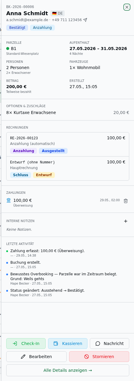 Buchungsdetail-Sheet einer Buchung – oben im Kopfbereich neben den Kontaktdaten das Senden-Icon „E-Mail erneut senden"; darunter Buchungsdaten, Rechnungen, Zahlungen und Aktionen