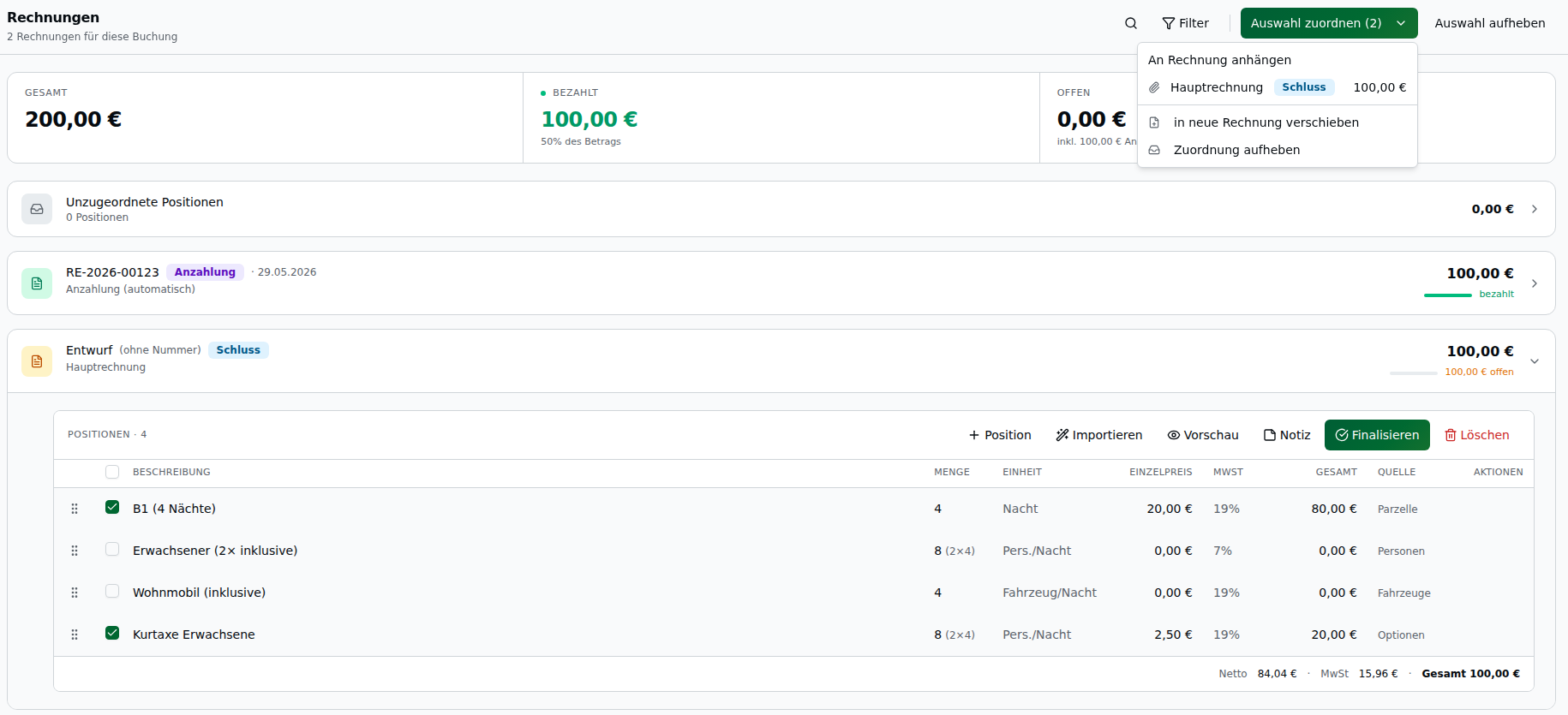 Multi-Select in der Positionstabelle – B1 und Kurtaxe angehakt, geöffnetes Dropdown „Auswahl zuordnen (2)" mit Optionen „An Rechnung anhängen" (Hauptrechnung), „in neue Rechnung verschieben" und „Zuordnung aufheben"