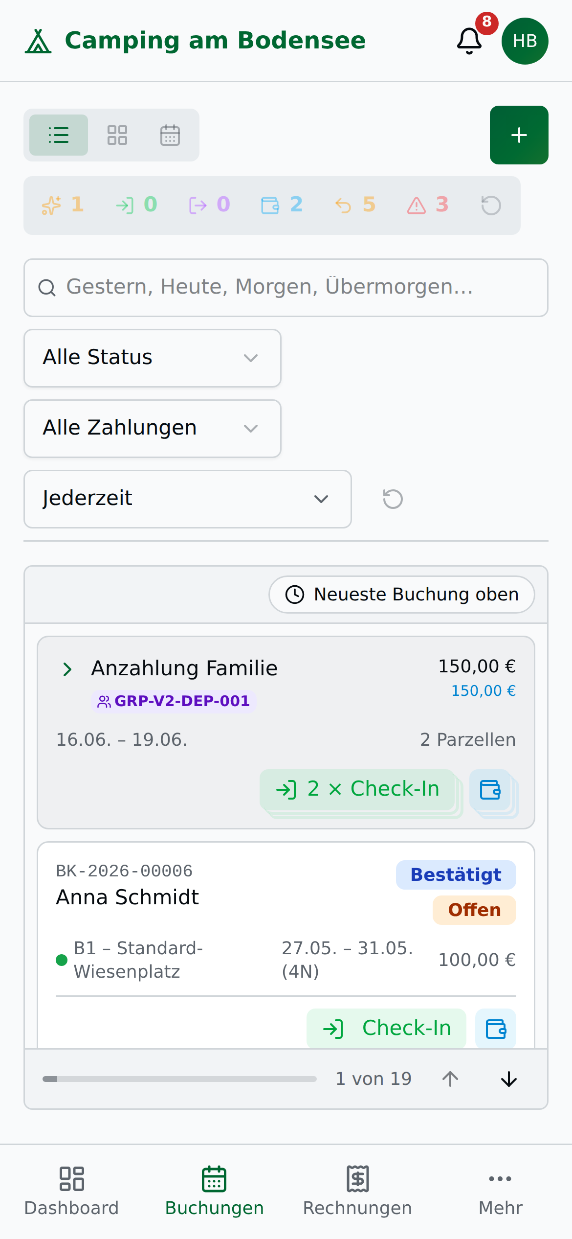 Buchungsliste auf dem Smartphone – Card-Ansicht mit Status-/Zahlungs-Badges, Aktionsbuttons und Bottom-Navigation