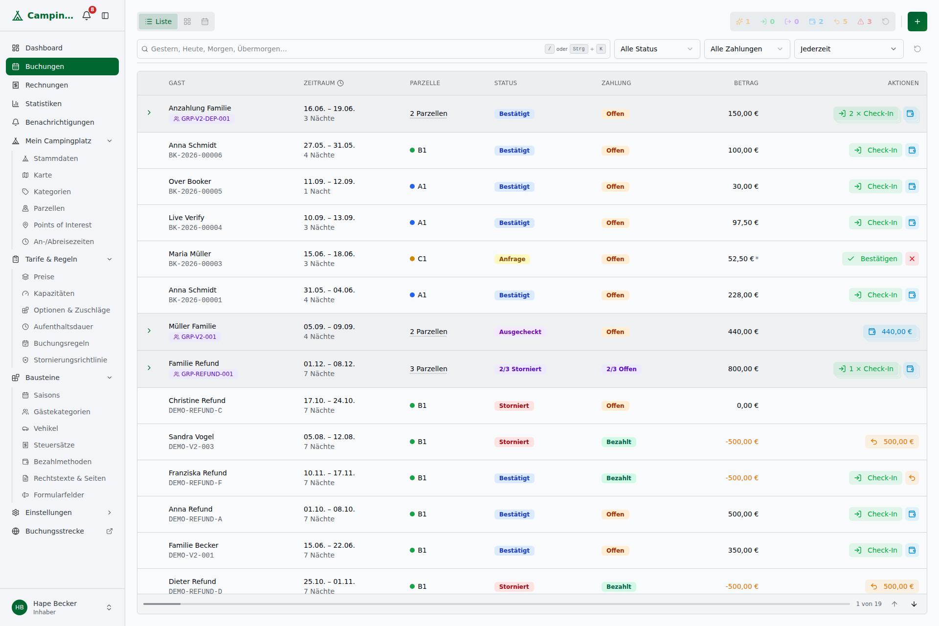 Buchungsseite mit persistentem Header – View-Tabs (Liste/Plan/Kalender), KPI-Pills und Neue-Buchung-Button