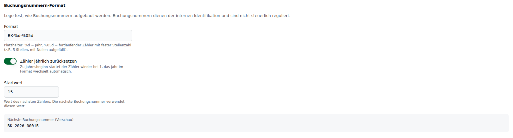 Buchungsnummern-Tab – Format-Feld (BK-%d-%05d), Schalter „Zähler jährlich zurücksetzen", Startwert-Feld und Live-Vorschau „BK-2026-00015"