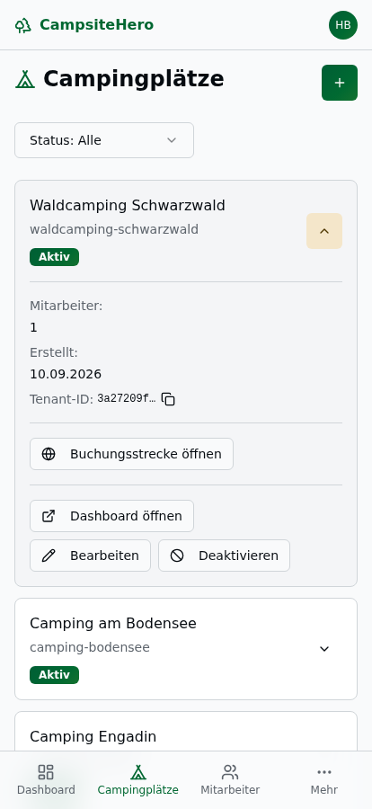 Campingplätze-Seite auf dem Smartphone: drei Campingplätze als Cards mit Name, Slug und Status „Aktiv"; die erste ist über den Pfeil aufgeklappt und zeigt Mitarbeiterzahl, Erstelldatum, Tenant-ID und die Aktionen; unten die Navigationsleiste mit Dashboard, Campingplätze, Mitarbeiter und „Mehr"