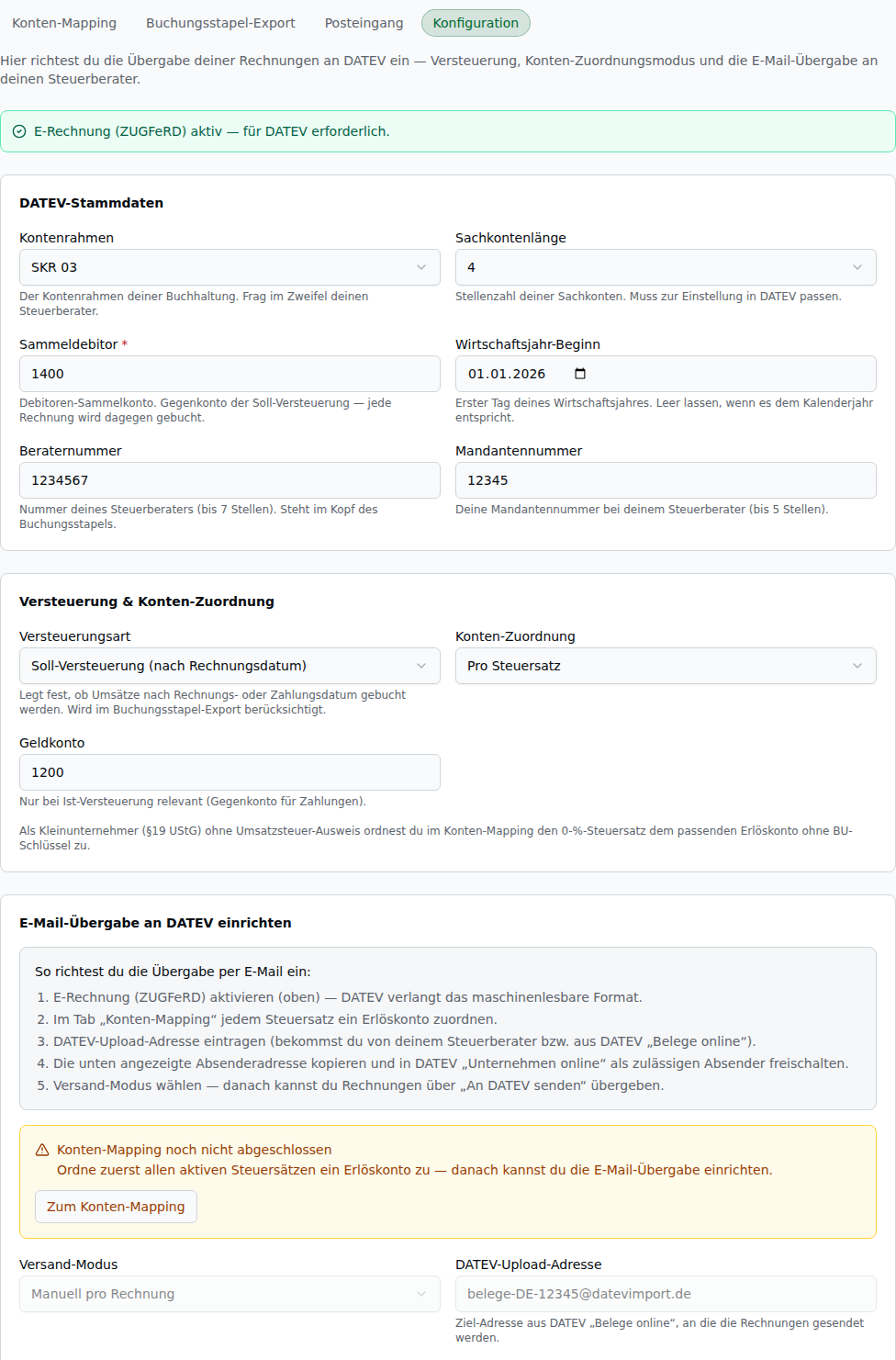 Tab Konfiguration mit den drei Sektionen „DATEV-Stammdaten" (Kontenrahmen SKR 03, Sachkontenlänge, Sammeldebitor 1400 mit rotem Pflicht-Sternchen, Wirtschaftsjahr-Beginn, Berater- und Mandantennummer), „Versteuerung & Konten-Zuordnung" (Versteuerungsart, Konten-Zuordnung, Geldkonto) und „E-Mail-Übergabe an DATEV einrichten". Weil das Konten-Mapping hier noch offen ist, steht dort der gelbe Hinweis und Versand-Modus wie Upload-Adresse sind ausgegraut