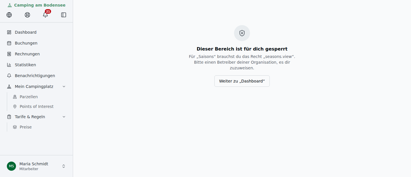 Hinweisseite nach dem Direktaufruf von „Saisons" als Mitarbeiterin: „Dieser Bereich ist für dich gesperrt", darunter „Für „Saisons" brauchst du das Recht „seasons.view". Bitte einen Betreiber deiner Organisation, es dir zuzuweisen." und der Knopf „Weiter zu „Dashboard""