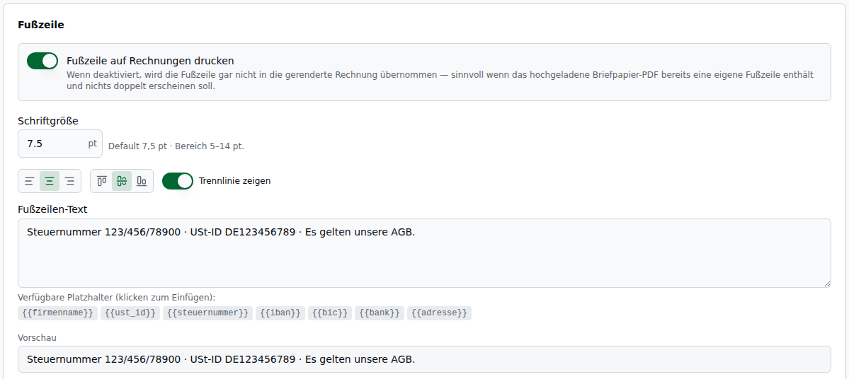 Fußzeilen-Sektion – Schalter „Fußzeile auf Rechnungen drucken", Schriftgröße, Ausrichtungs-Buttons, Trennlinie-Schalter, Fußzeilen-Textfeld mit Platzhalter-Buttons und Live-Vorschau