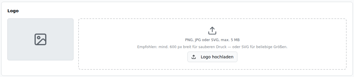 Logo-Sektion im Rechnungslayout – Vorschau-Platzhalter links, gestrichelte Upload-Zone mit Hinweis „PNG, JPG oder SVG, max. 5 MB" und Button „Logo hochladen"