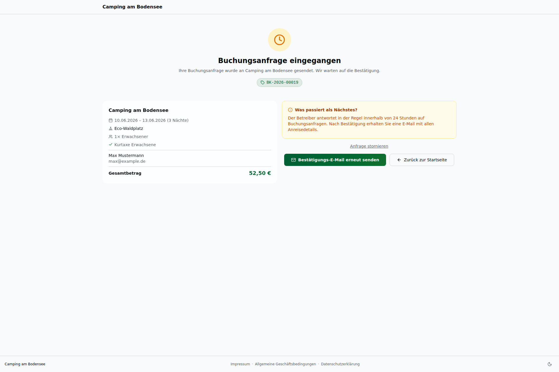Bestätigungsseite einer Einzelbuchung im Pending-Status – Uhr-Icon, „Buchungsanfrage eingegangen … Wir warten auf die Bestätigung", Buchungsnummer BK-2026-00019, Buchungsübersicht (10.–13.06.2026, Eco-Waldplatz, 1× Erwachsener, Gesamtbetrag 52,50 €) und „Anfrage stornieren"-Link