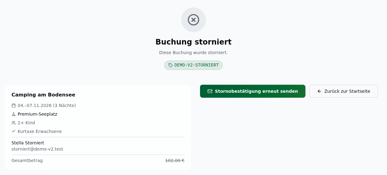 Bestätigungsseite einer stornierten Einzelbuchung – graues Kreuz, „Buchung storniert", „Diese Buchung wurde storniert.", Buchungsnummer DEMO-V2-STORNIERT, kompakte Zusammenfassung (04.–07.11.2026, Premium-Seeplatz) mit durchgestrichenem Gesamtbetrag 102,00 € (hier ohne Stornogebühr) und die Buttons „Stornobestätigung erneut senden" und „Zurück zur Startseite"
