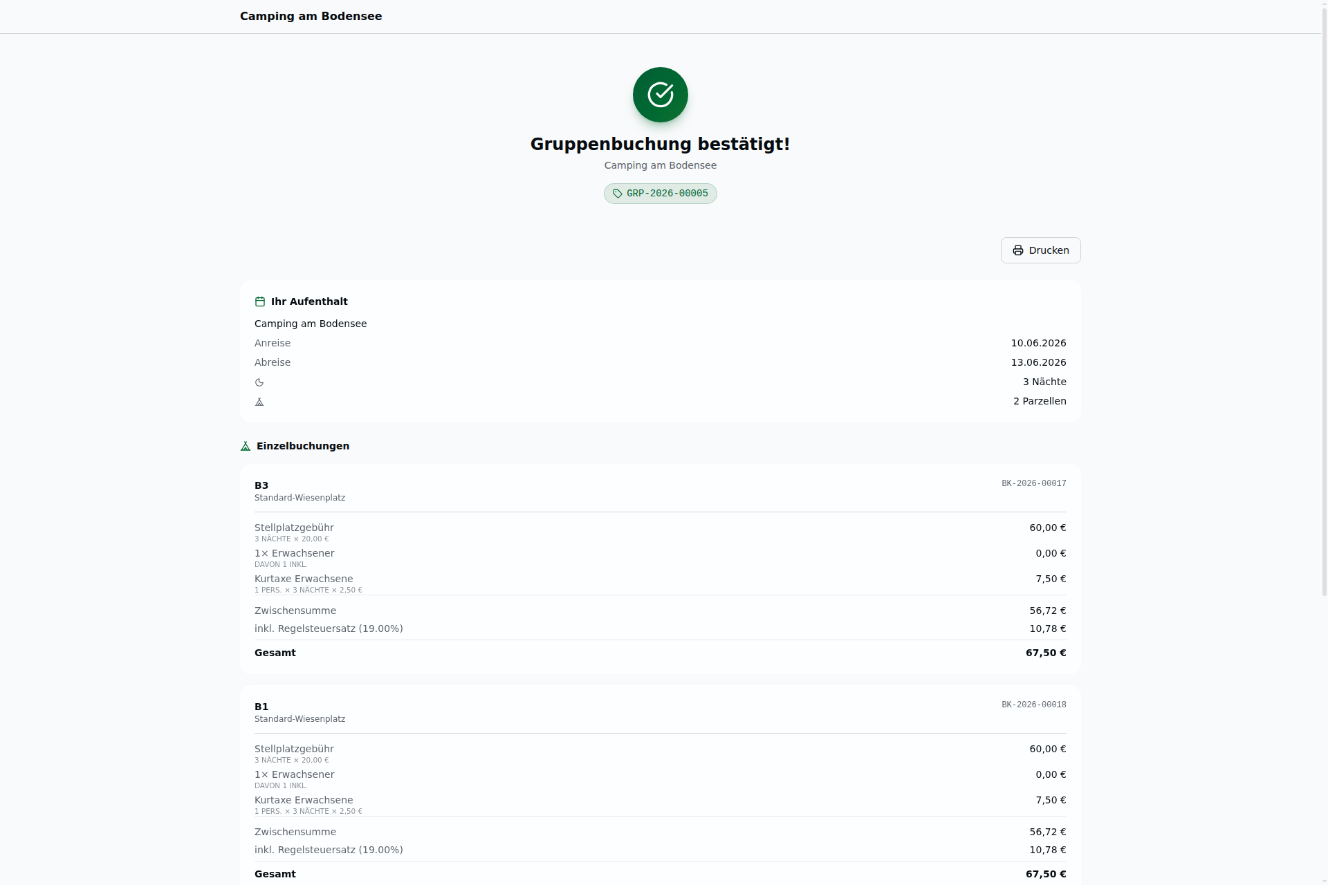 Bestätigungsseite einer bestätigten Gruppenbuchung – grüner Haken, „Gruppenbuchung bestätigt!", Gruppennummer GRP-2026-00005, Aufenthalt (10.–13.06.2026, 2 Parzellen) und je Parzelle (B3, B1) die vollständige Preisaufschlüsselung mit Zwischensumme, MwSt und Gesamt (67,50 €)