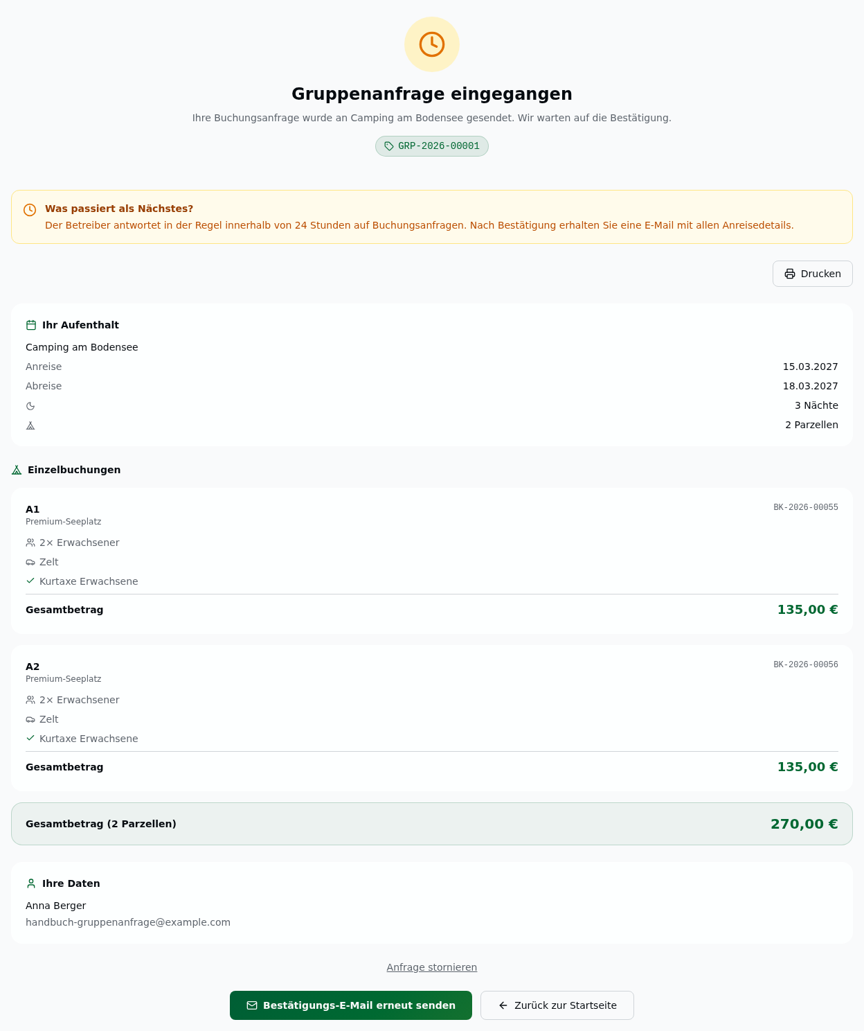 Bestätigungsseite einer Gruppenbuchung im Pending-Status – Uhr-Icon, „Gruppenanfrage eingegangen … Wir warten auf die Bestätigung", Gruppennummer GRP-2026-00001, Info-Box „Was passiert als Nächstes?", Aufenthalt (15.–18.03.2027, 2 Parzellen), kompakte Übersicht je Parzelle (A1, A2 – je 135,00 €), „Gesamtbetrag (2 Parzellen)" 270,00 €, Ihre Daten, Link „Anfrage stornieren" und Button „Bestätigungs-E-Mail erneut senden"