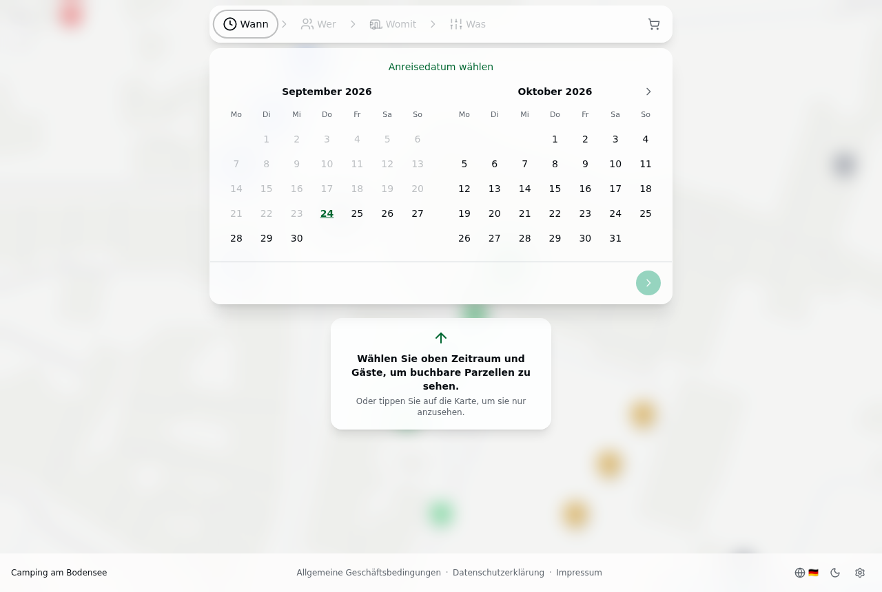 Einstieg in die Gäste-Buchungsstrecke: Die Karte im Hintergrund ist unscharf, darüber die ausgeklappte Suchleiste (Tab „Wann" mit Kalender) und ein zentrierter Hinweis „Wählen Sie oben Zeitraum und Gäste, um buchbare Parzellen zu sehen" mit Pfeil zur Suchleiste