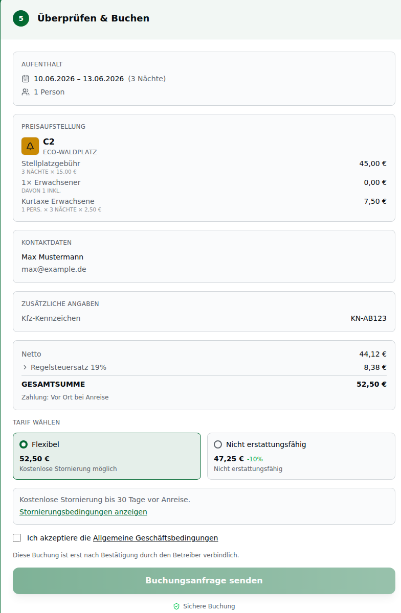Schritt „Überprüfen & Buchen" – Sektionen Aufenthalt (10.06.–13.06.2026), Preisaufstellung (C2), Kontaktdaten, Zusätzliche Angaben, Netto/MwSt/Gesamtsumme (52,50 €), Tarifwahl, Stornobedingungen, AGB-Checkbox und Button „Buchungsanfrage senden"