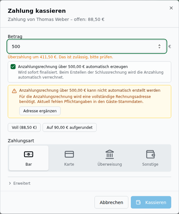 Kassieren-Dialog mit aktivierter Auto-Anzahlung und dem amberfarbenen Adress-Guard-Banner „Anzahlungsrechnung … kann nicht automatisch erstellt werden" samt Button „Adresse ergänzen"