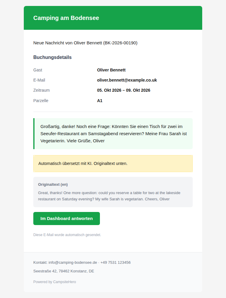 Benachrichtigungs-Mail „Neue Nachricht von Oliver Bennett (BK-2026-00190)" – Buchungsdetails, darunter die Gast-Nachricht auf Deutsch übersetzt, ein gelber Hinweis „Automatisch übersetzt mit KI. Originaltext unten.", der englische Originaltext und der Knopf „Im Dashboard antworten"