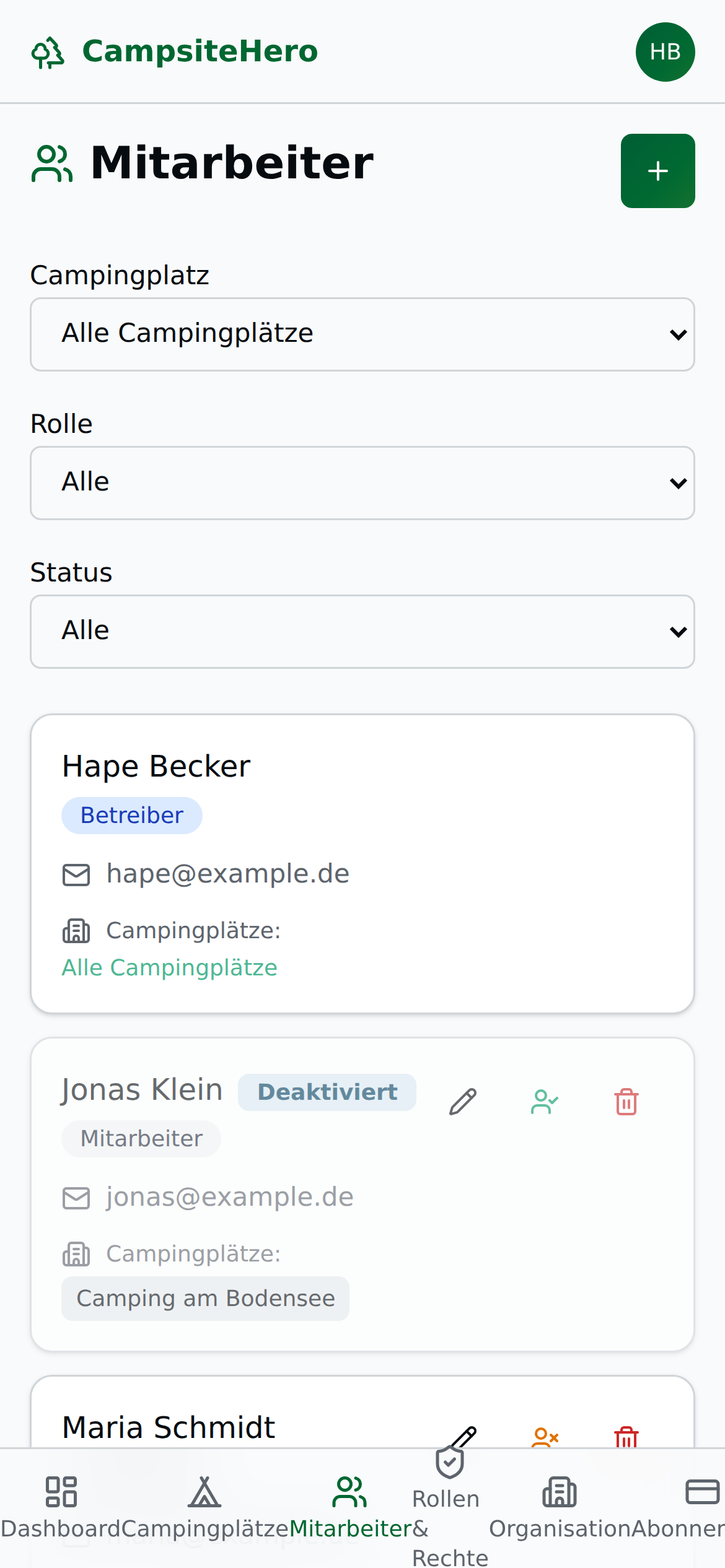 Mitarbeiterverwaltung in der Mobile-Ansicht als Cards mit Rollen-Badges