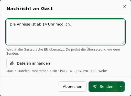 Dialog „Nachricht an Gast", geöffnet über „Antworten" in der Dashboard-Kachel – Text „Die Anreise ist ab 14 Uhr möglich.", Hinweiszeile „Wird in die Gastsprache EN übersetzt. Du prüfst die Übersetzung vor dem Senden.", „Dateien anhängen" mit „Max. 3 Dateien, zusammen 5 MB · PDF, TXT, JPG, PNG, GIF, WebP" und der geteilte Knopf „Senden"