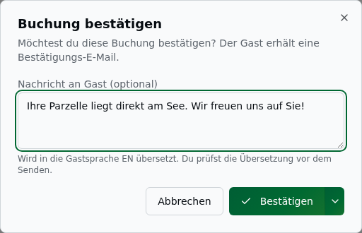 Dialog „Buchung bestätigen" mit der Frage „Möchtest du diese Buchung bestätigen?" und einer Nachricht an den Gast, darunter die Hinweiszeile „Wird in die Gastsprache EN übersetzt. Du prüfst die Übersetzung vor dem Senden." und der geteilte Knopf „Bestätigen" mit Pfeil
