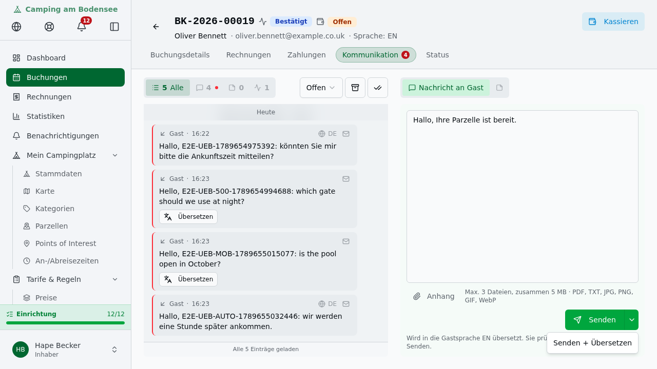 Kommunikations-Tab mit dem Composer rechts – unten der geteilte grüne Knopf „Senden" mit Pfeil, daneben das geöffnete Menü mit „Senden + Übersetzen", darunter die Hinweiszeile „Wird in die Gastsprache EN übersetzt."