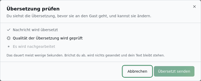 Vorschau-Fenster „Übersetzung prüfen", während es arbeitet – „Nachricht wird übersetzt" ist abgehakt, „Qualität der Übersetzung wird geprüft" läuft, „Es wird nachgearbeitet" steht noch aus; darunter „Das dauert meist wenige Sekunden. Brichst du ab, wird nichts gesendet und dein Text bleibt stehen."