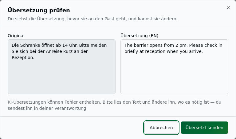 Vorschau-Fenster „Übersetzung prüfen" – links das Original „Die Schranke öffnet ab 14 Uhr. Bitte melden Sie sich bei der Anreise kurz an der Rezeption.", rechts die Übersetzung (EN) „The barrier opens from 2 pm. Please check in briefly at reception when you arrive." in einem editierbaren Feld, darunter der Hinweis „KI-Übersetzungen können Fehler enthalten. Bitte lies den Text und ändere ihn, wo es nötig ist — du sendest ihn in deiner Verantwortung." und die Knöpfe „Abbrechen" und „Übersetzt senden"