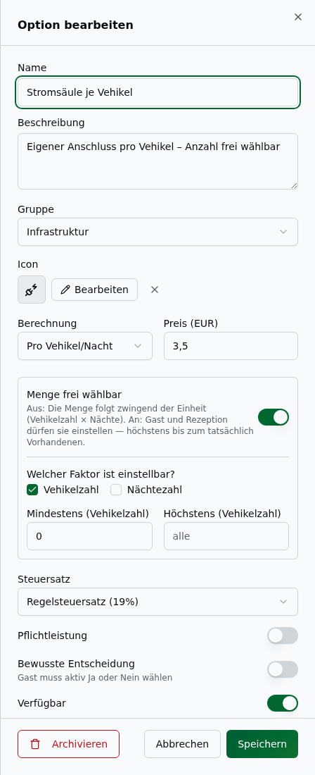 Bearbeiten-Panel der Option „Stromsäule je Vehikel": Berechnung „Pro Vehikel/Nacht", darunter der eingeschaltete Abschnitt „Menge frei wählbar" mit der Faktorwahl (Vehikelzahl angehakt, Nächtezahl nicht) und den Feldern „Mindestens (Vehikelzahl)" mit 0 und „Höchstens (Vehikelzahl)" mit dem Platzhalter „alle"