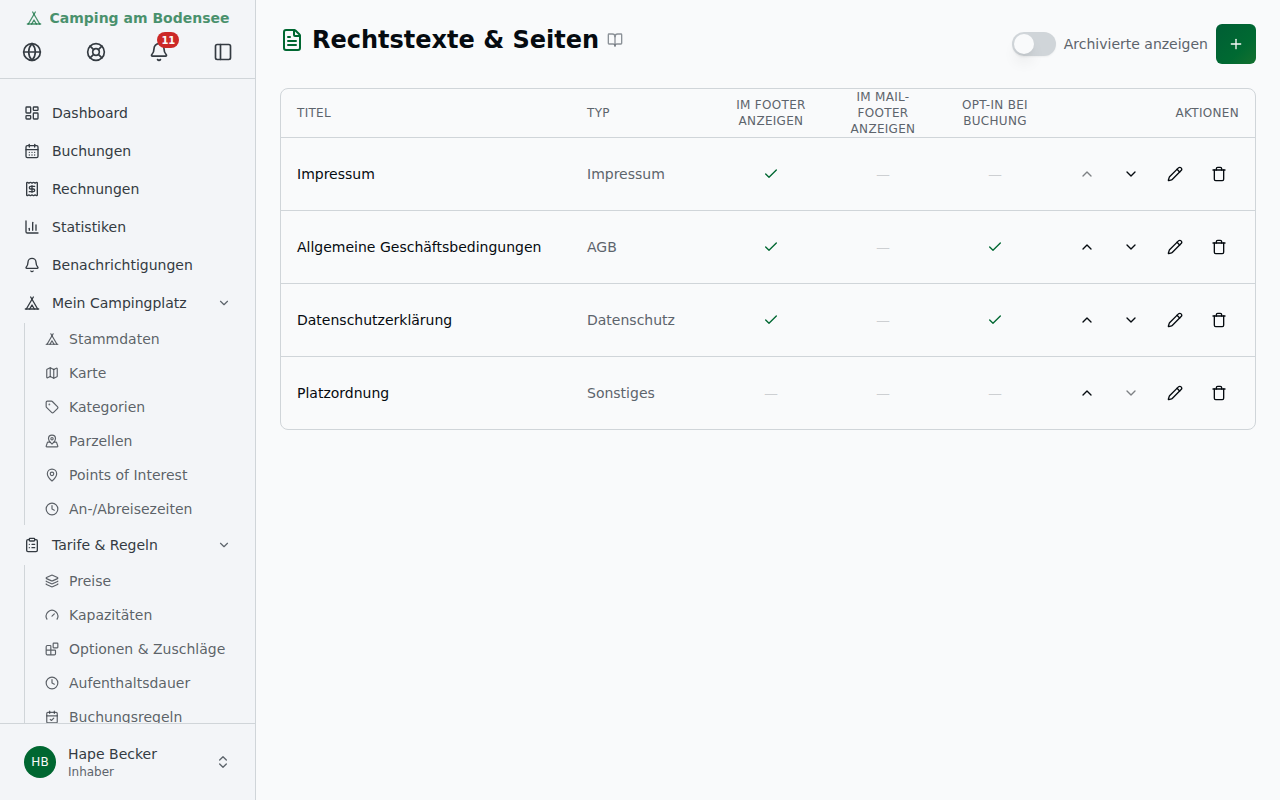 Bausteine → Rechtstexte & Seiten: Übersichtstabelle mit den Typen Impressum, AGB, Datenschutz und Sonstiges sowie den Spalten „Im Footer", „Im Mail-Footer" und „Opt-In bei Buchung"