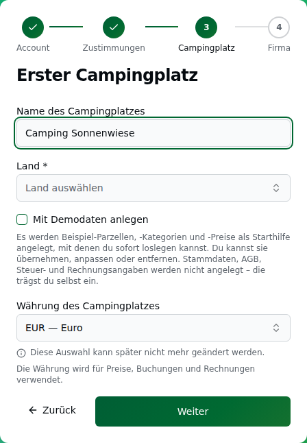 Registrierung Schritt 3 „Erster Campingplatz" mit den Feldern Name des Campingplatzes und Währung sowie dem Hinweis, dass die Währung später nicht mehr geändert werden kann