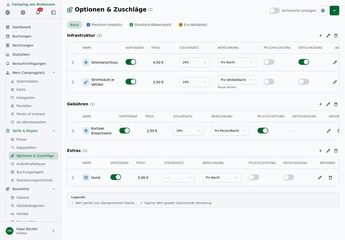 Optionen & Zuschläge – Basis-Tab mit Gruppen Infrastruktur, Gebühren und Extras; je Option Verfügbar-Switch, Preis, Steuersatz, Berechnung, Pflichtleistung und Entscheidung. Bei „Stromsäule je Vehikel" steht unter der Berechnung „Pro Vehikel/Nacht" das Kennzeichen „Menge wählbar"